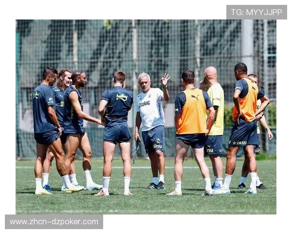 欧冠俱乐部开展社区公益活动，球星深入基层指导小球员。