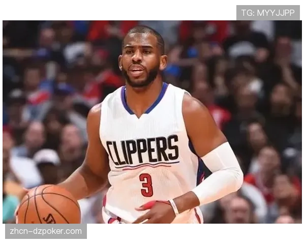 特写：老将克里斯·保罗在训练中指导年轻球员如何阅读比赛以节省跑动